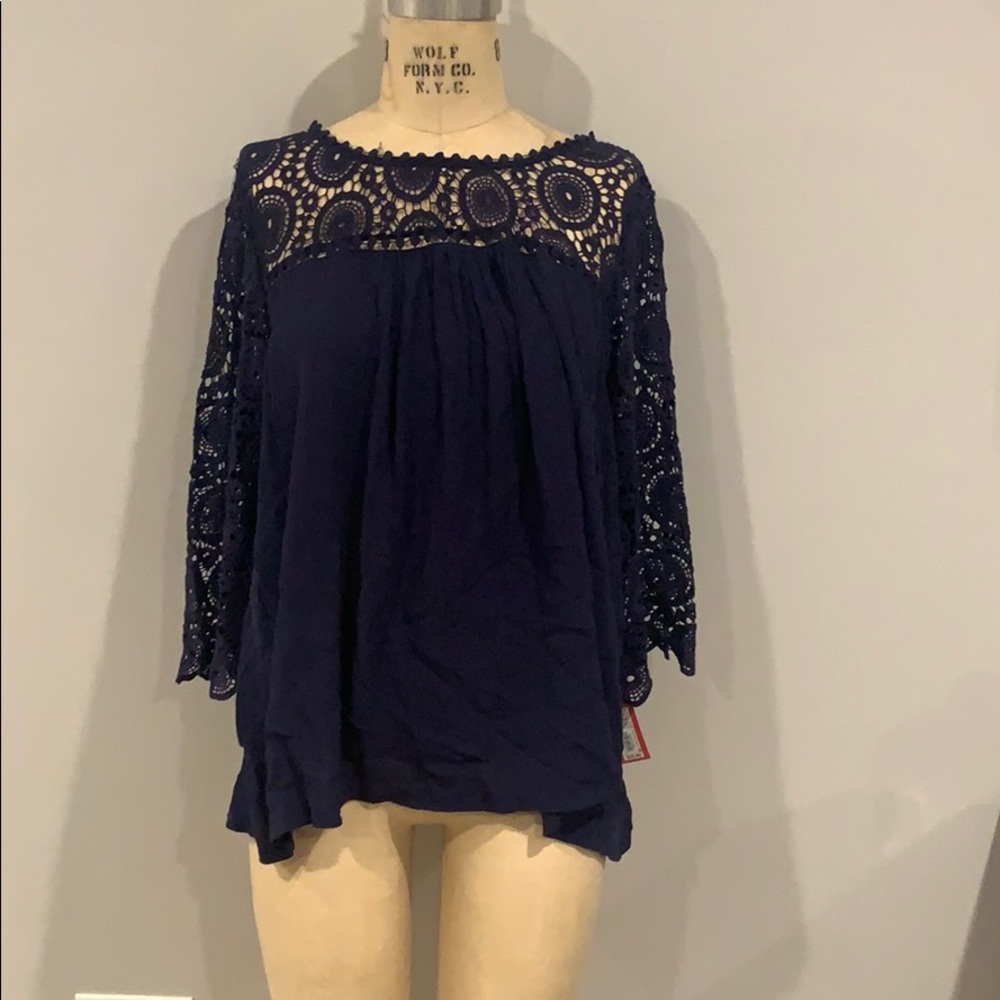 Bohemian shirt with lace sleeves and neckline